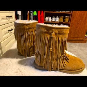 Koolabura by Ugg. Carmel fringey boots
